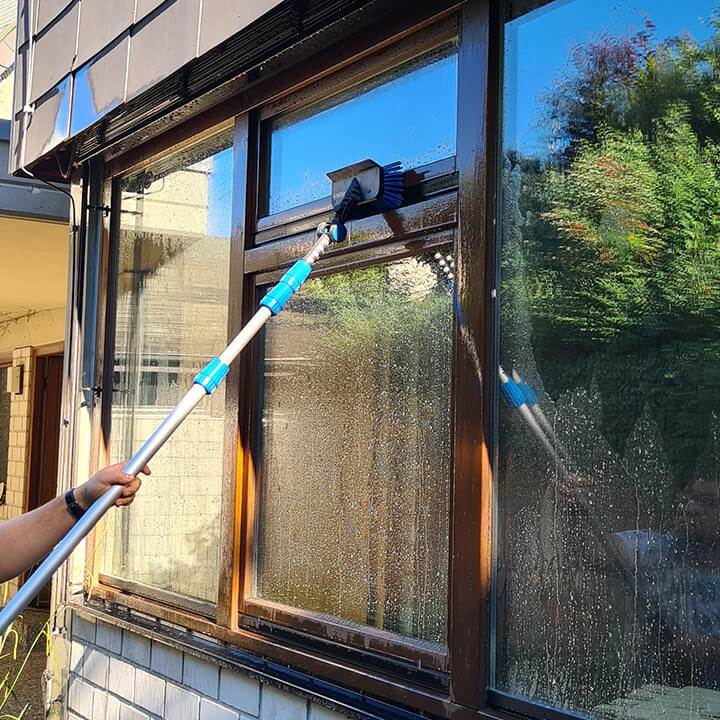 Fensterreinigung mit Teleskopstange