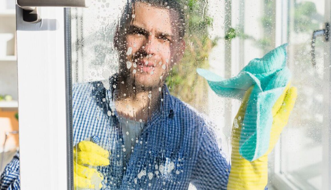 Fenster putzen mit Essig: Hausmittel richtig anwenden