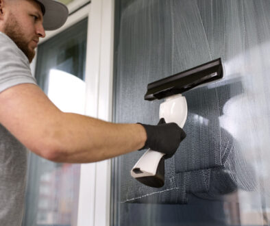 Fensterreiniger, Abzieher oder Mikrofasertuch? Der Vergleich für streifenfreie Fenster