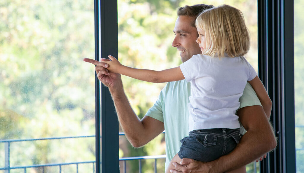 Große Fenster und Glasfronten reinigen: Klare Sicht ohne Streifen und Risiko