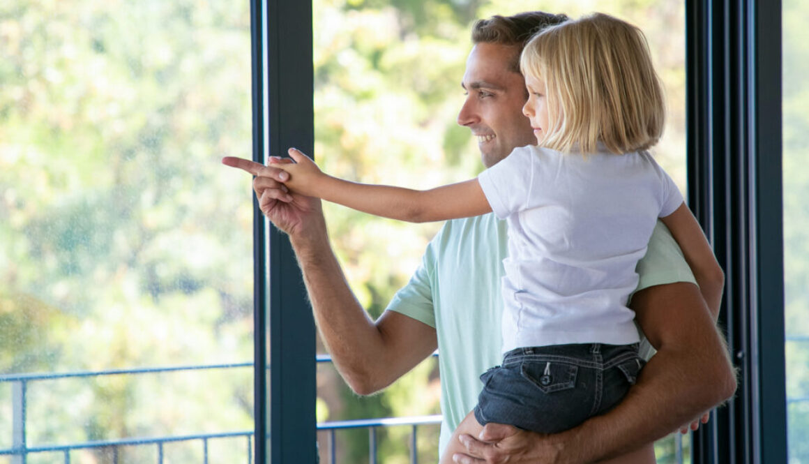 Große Fenster und Glasfronten reinigen: Klare Sicht ohne Streifen und Risiko