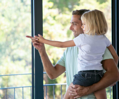 Große Fenster und Glasfronten reinigen: Klare Sicht ohne Streifen und Risiko