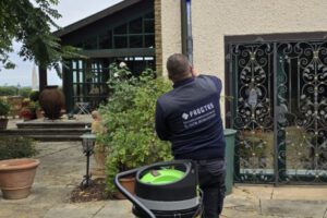 SkyVac Dachrinnensauger bei der Dachrinnenreinigung SkyVac Dachrinnensauger bei der Dachrinnenreinigung